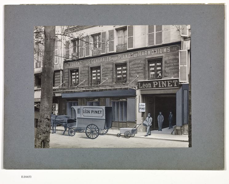 Photographie de magasin Pinet : devanture de l'établissement "Fournitures générales pour pianos et harmoniums"