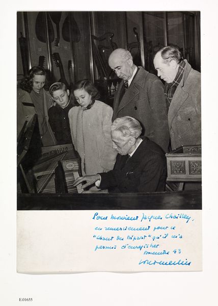 Photographie de Paul Brunold jouant sur le piano carré de Johannes Wolber