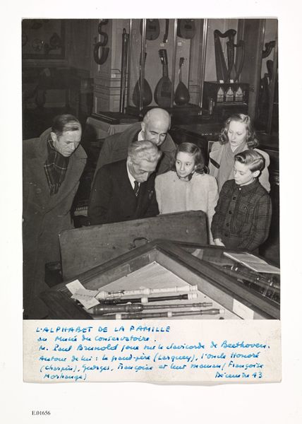 Photographie de Paul Brunold jouant le clavicorde d'Otto Tiefenbrunn