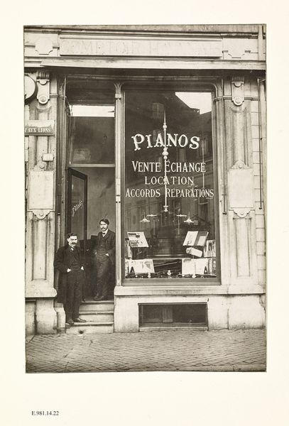 Photographie de la vitrine d'un magasin de pianos Wislez