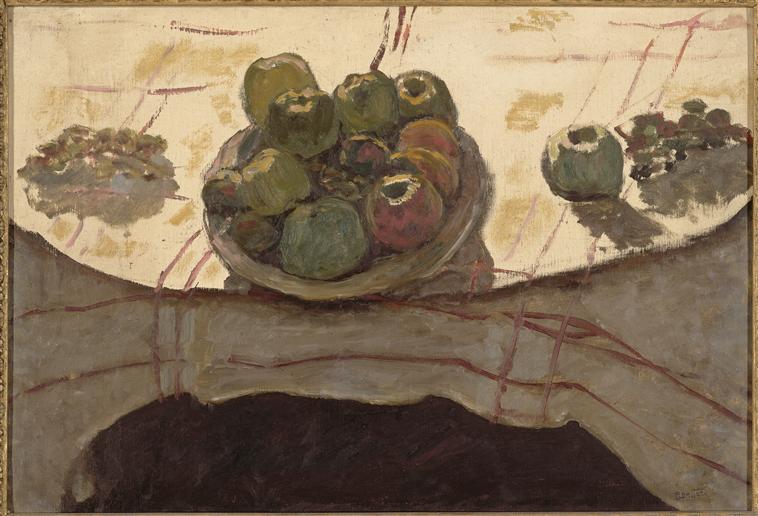 Assiette de pommes sur une table