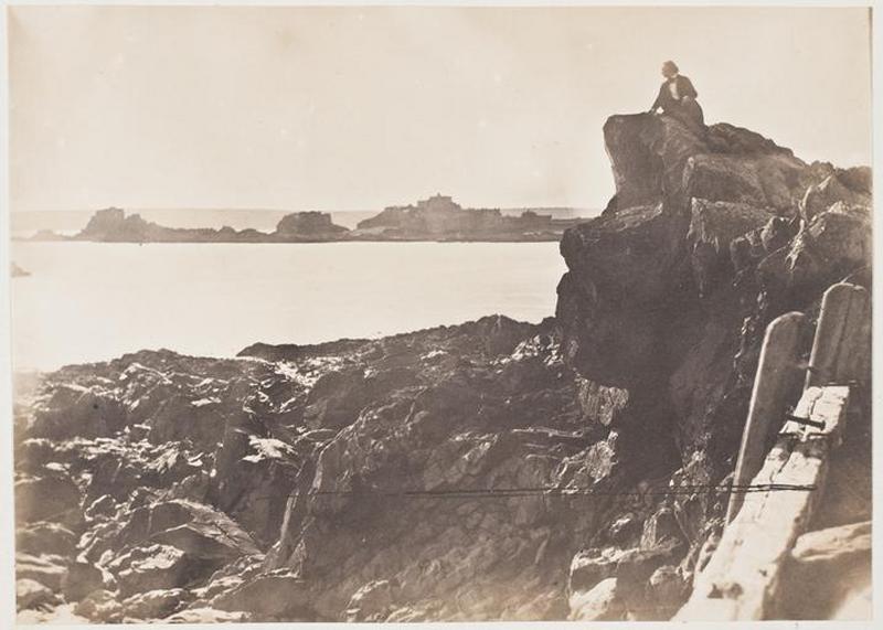 Victor Hugo sur le rocher des Proscrits ; Victor Hugo sur une roche, pris du coteau surplombant la jetée