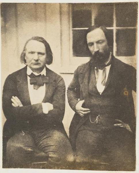 Victor Hugo et Auguste Vacquerie devant une fenêtre