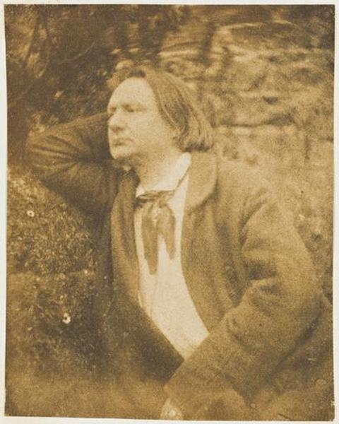 Victor Hugo, profil gauche,appuyé contre un mur