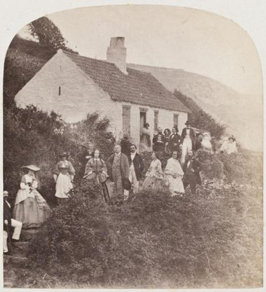 Groupe de personnages en promenade à Guernesey avec la famille Hugo