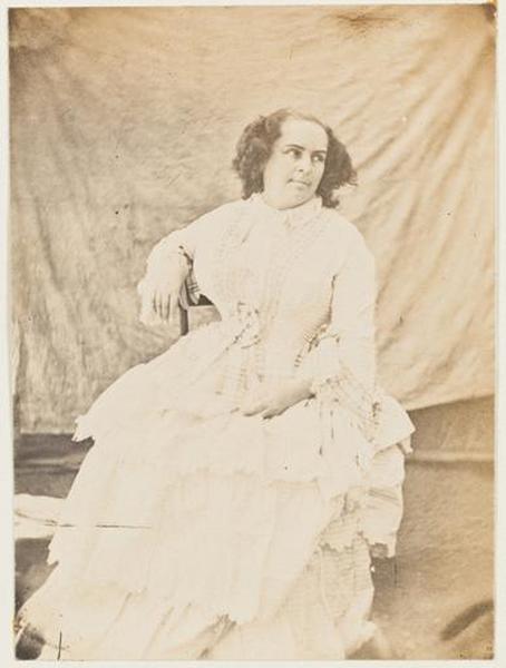 Madame Victor Hugo en robe de dentelle blanche