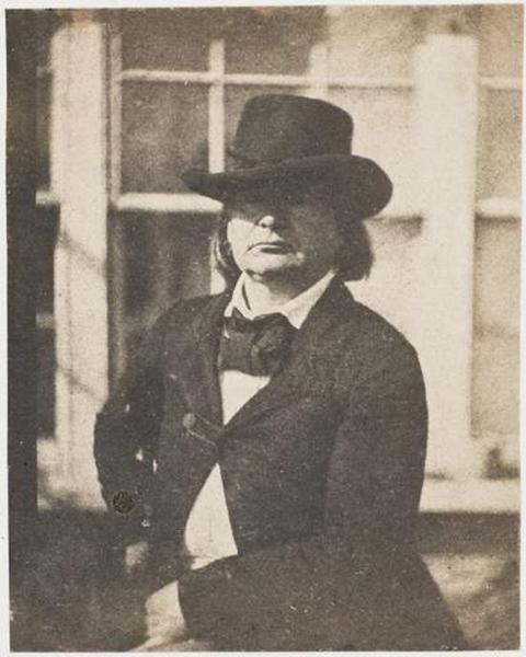 Victor Hugo coiffé d'un chapeau, devant la serre de Marine Terrace