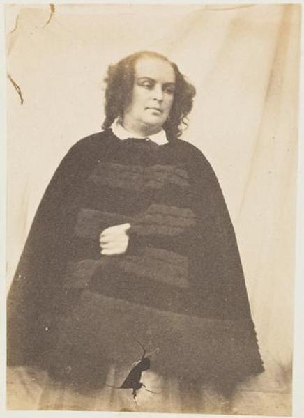Madame Victor Hugo en cape de velours noir, la main gauche sortant