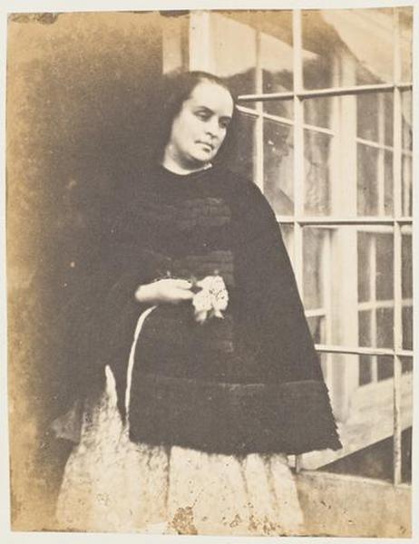 Madame Victor Hugo en cape noire à la porte de la serre de Marine Terrace