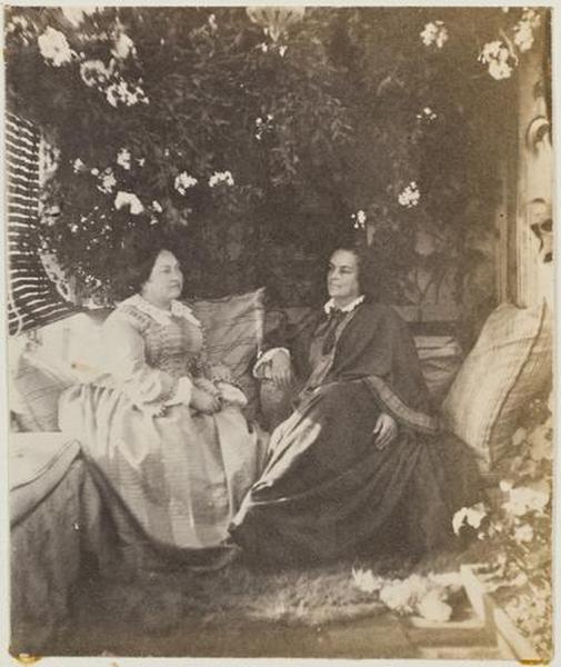 Mme Bouclier et Mme Victor Hugo dans la serre de Marine Terrace