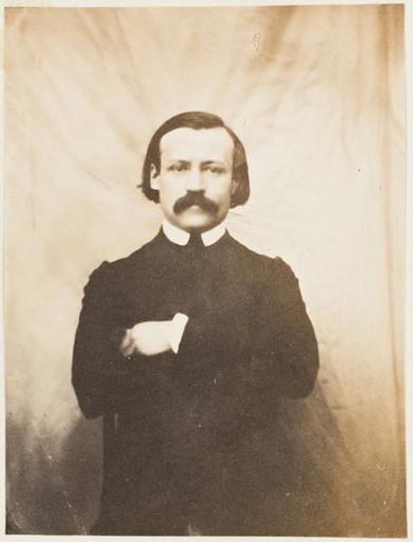 Paul Meurice, de face, les bras croisés