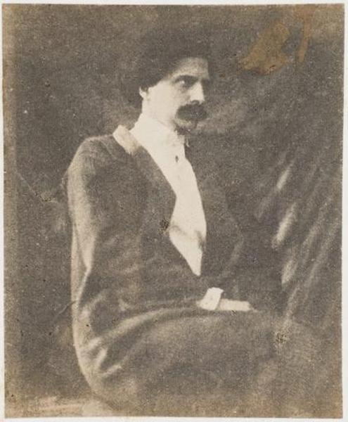 Charles Hugo assis, de profil