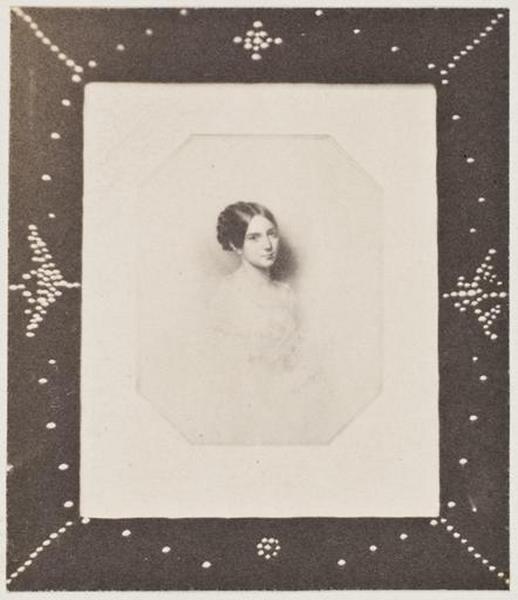 Photographie d'un portrait de Léopoldine dans un cadre