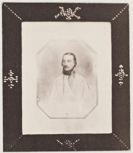 Photographie d'un portrait de Charles Hugo dans un cadre