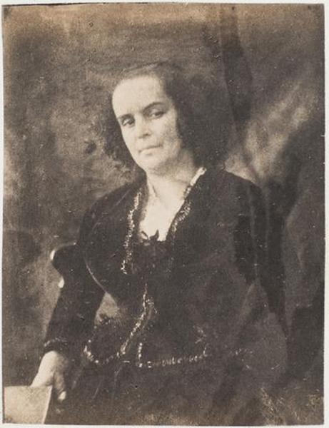 Madame Victor Hugo debout, un livre dans la main droite