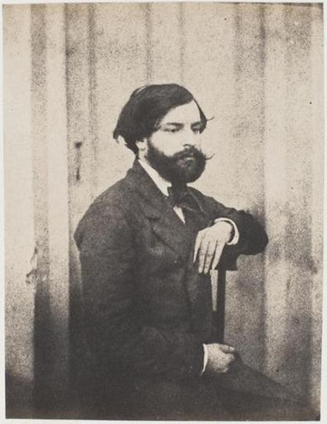 François-Victor Hugo assis, le coude gauche sur le dossier de la chaise