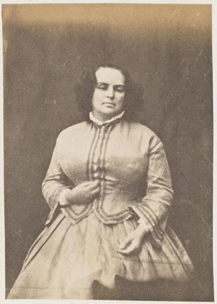 Madame Victor Hugo en robe et gilet, de face