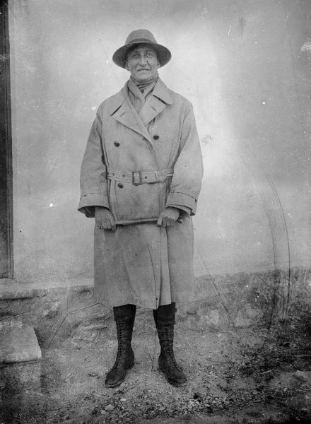 portait en cape d'une femme