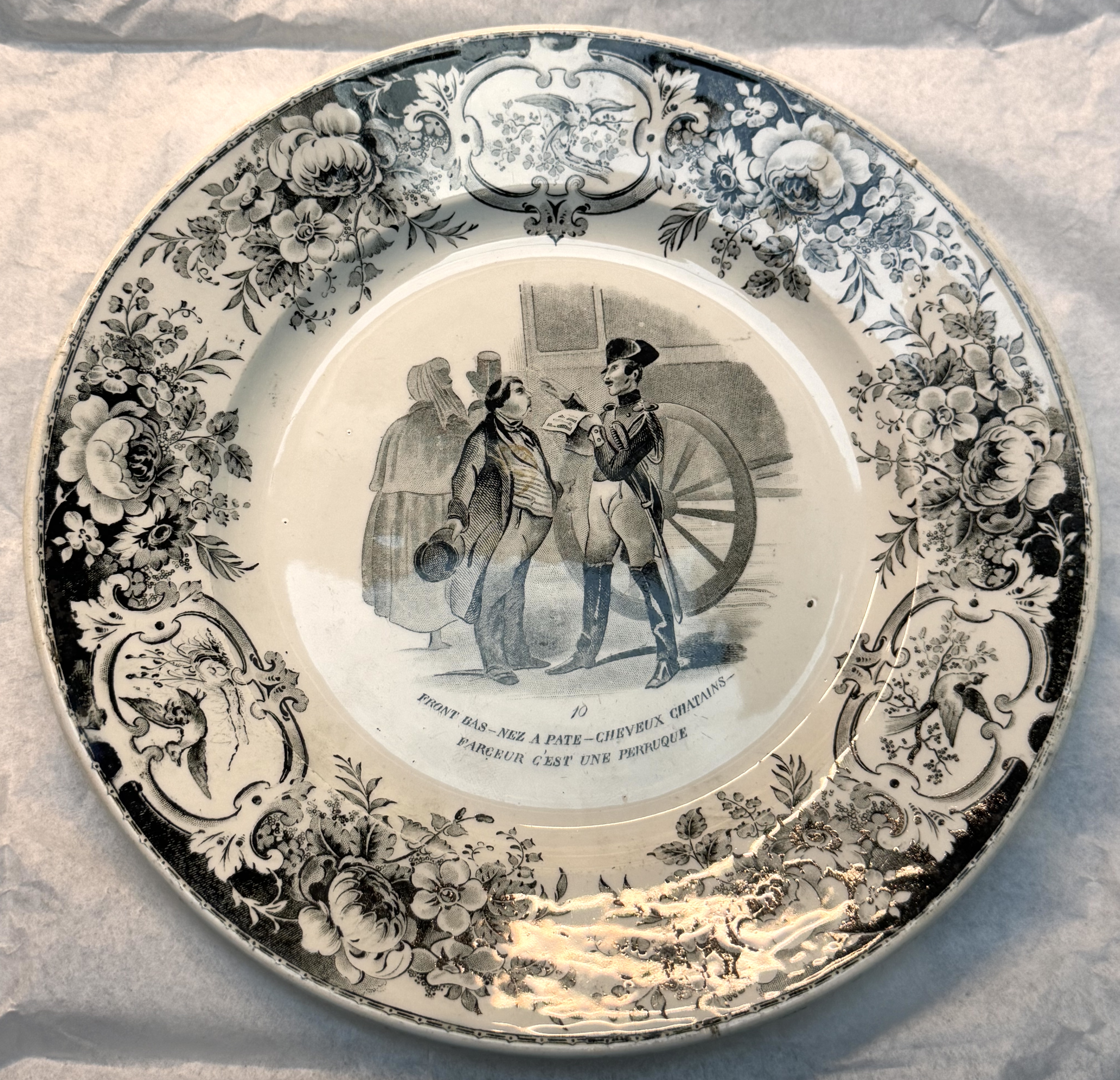 Assiette - "front bas - nez à pâte- cheveux châtains - farceur c'est une perruque"