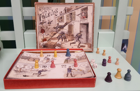 Jeu de société "gendarmes et voleurs"
