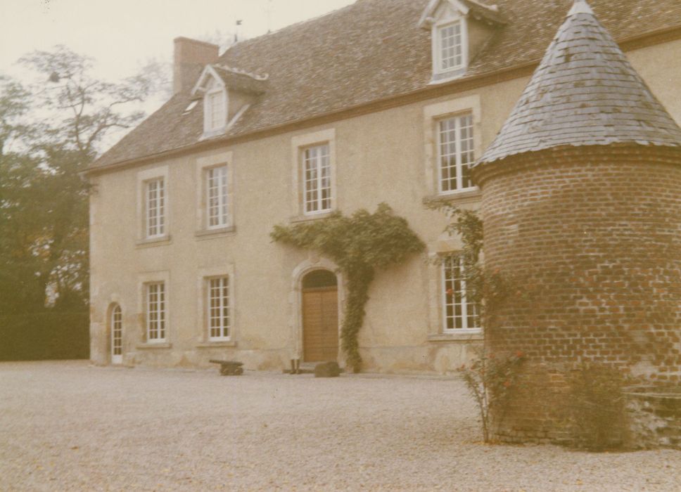 façade est, vue partielle