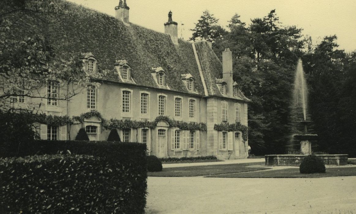 Château de Saint-Léger : Façade est, vue partielle