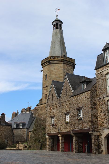 Beffroi : Vue générale du beffroi dans son environnement