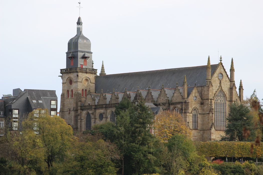 Eglise Saint-Léonard : Vue générale de l'église dans son environnement depuis le Nord-Ouest
